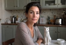 Ho rotto per sbaglio il regalo di mia suocera, una gatta di porcellana, e dentro ci ho trovato qualcosa che non mi sarei mai aspettata…