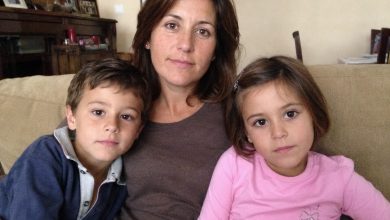 Dopo il divorzio, mio marito mi ha portato via i figli di nascosto e mi ha privata della maternità. Ho lottato per molti anni per riavere il diritto di vederli. E oggi, finalmente, hanno compiuto 18 anni. Mi sono svegliata prima dell’alba, ho preparato la loro torta preferita e ho fatto ciò che sognavo da tutti questi anni…