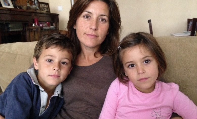 Dopo il divorzio, mio marito mi ha portato via i figli di nascosto e mi ha privata della maternità. Ho lottato per molti anni per riavere il diritto di vederli. E oggi, finalmente, hanno compiuto 18 anni. Mi sono svegliata prima dell’alba, ho preparato la loro torta preferita e ho fatto ciò che sognavo da tutti questi anni…