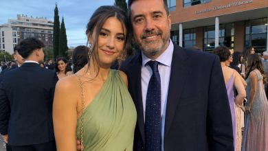 Alla festa di diploma, mia figlia non è arrivata con un compagno di classe, ma con un uomo di quarantacinque anni
