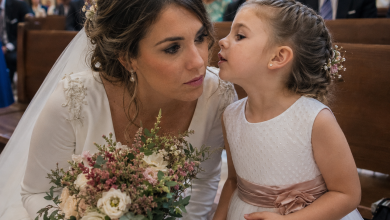 Proprio davanti all’altare, mia figlia di cinque anni mi ha tirato bruscamente il vestito e mi ha detto che aveva appena visto il mio futuro marito baciare un’altra donna