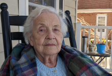 Per 5 anni, ogni fine settimana ho portato la spesa alla mia vicina di 85 anni. Dopo il suo funerale, il notaio mi ha consegnato una cartella, e quando ho visto la prima pagina, mi sono tremate le mani…