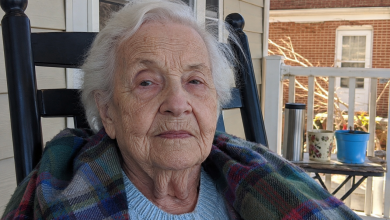 Per 5 anni, ogni fine settimana ho portato la spesa alla mia vicina di 85 anni. Dopo il suo funerale, il notaio mi ha consegnato una cartella, e quando ho visto la prima pagina, mi sono tremate le mani…