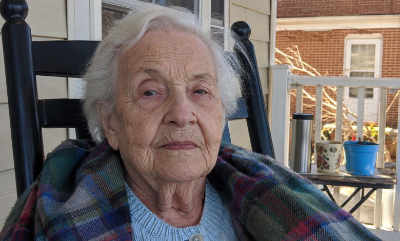 Per 5 anni, ogni fine settimana ho portato la spesa alla mia vicina di 85 anni. Dopo il suo funerale, il notaio mi ha consegnato una cartella, e quando ho visto la prima pagina, mi sono tremate le mani…